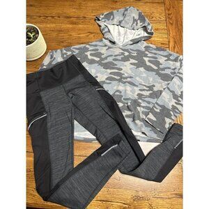 Athleta Leggings Size XSmall Fleece Lined Zip Pockets L42 Gray Black Camo Hoodie